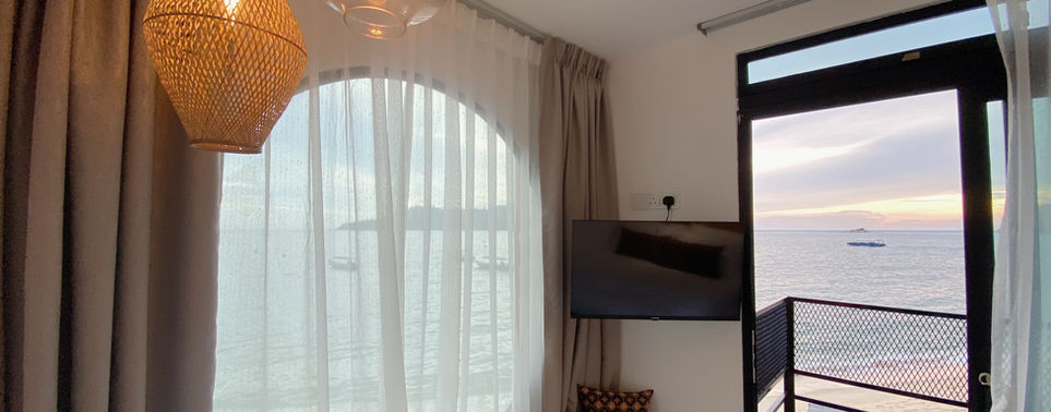 Oceanview Oceanfront room with a private balcony and sea view at Alun Retreat