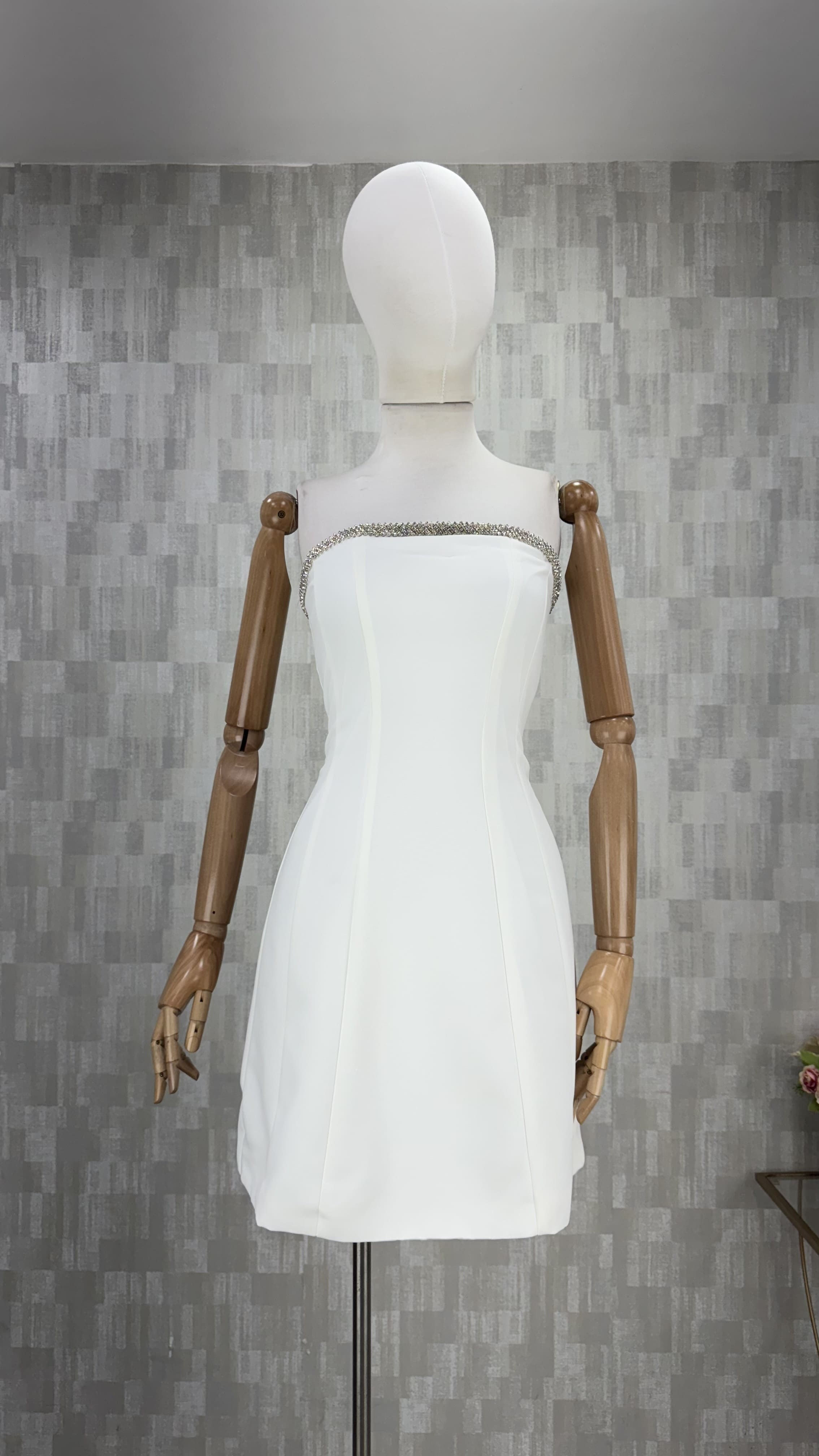 Vestido con escote de brillo