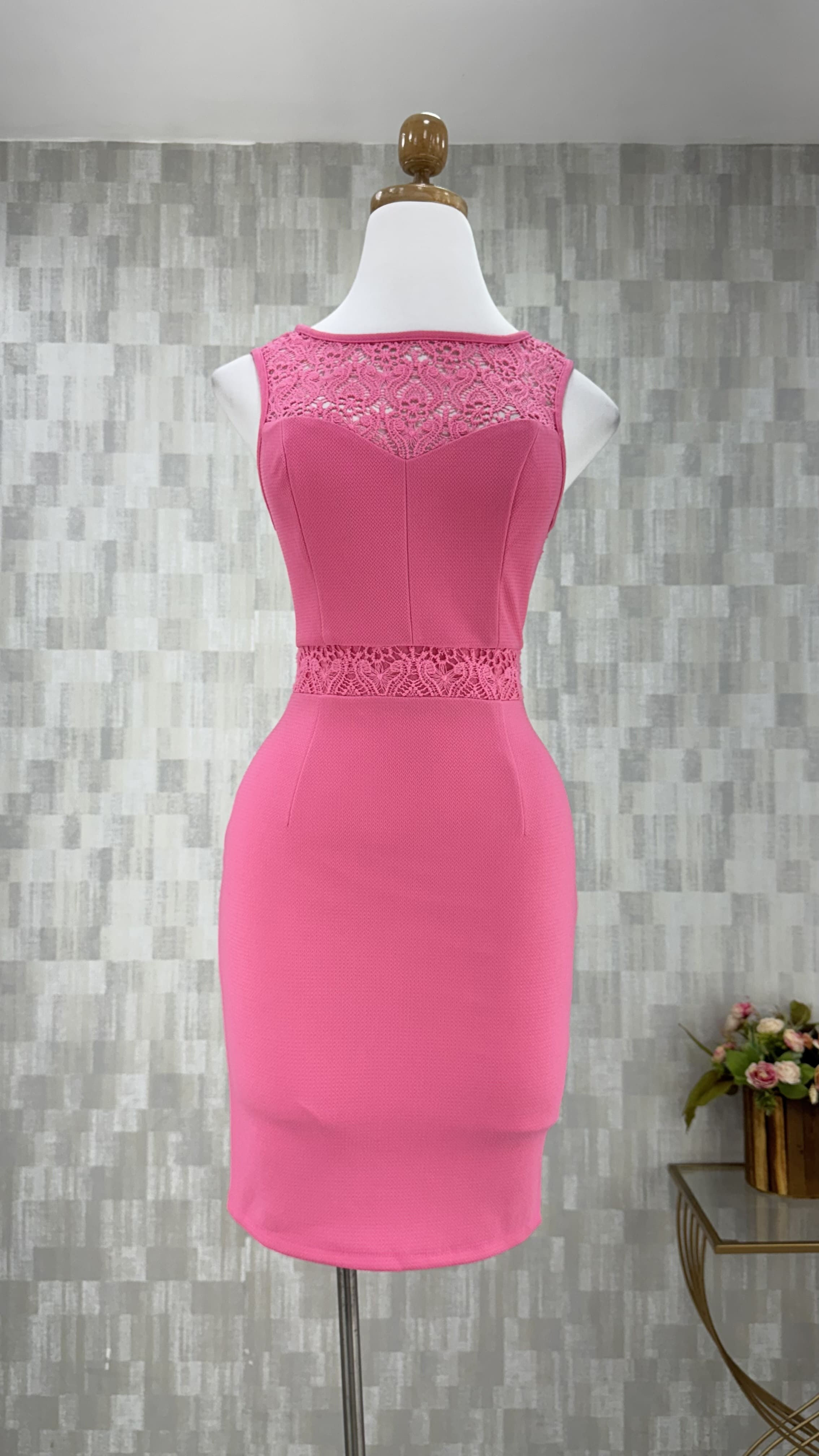 Vestido con detalles de bipure