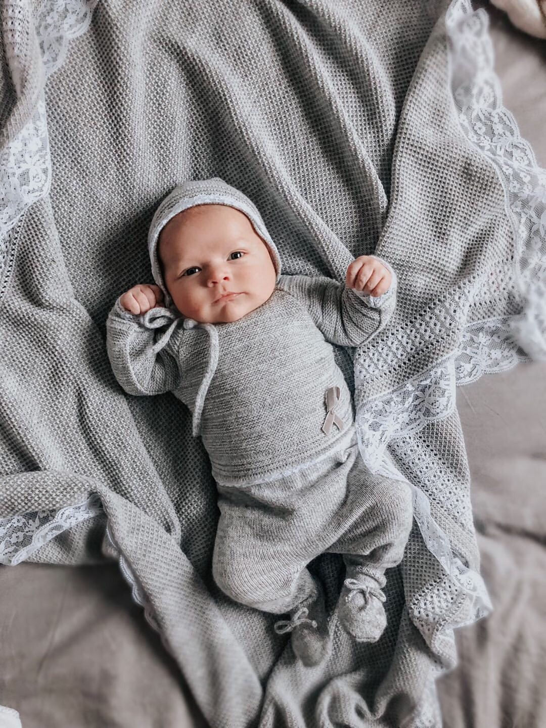 أوتيس فوستر يرتدي "لومي" باللون الرمادي الرائع