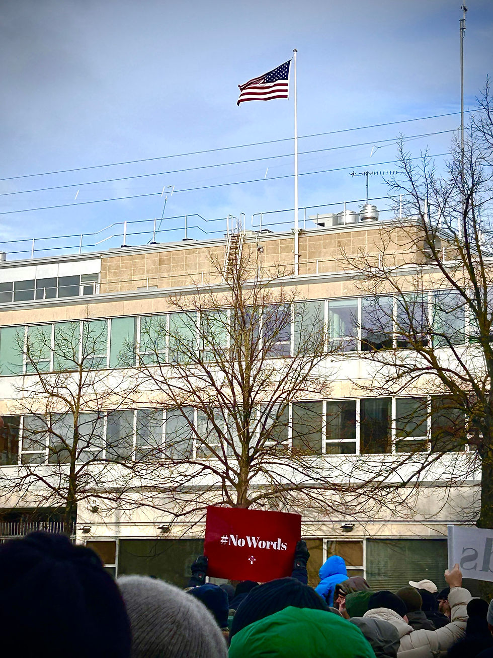 Manifestation foran den Amerikanske ambassade i København med demonstranter og skiltet #NoWords