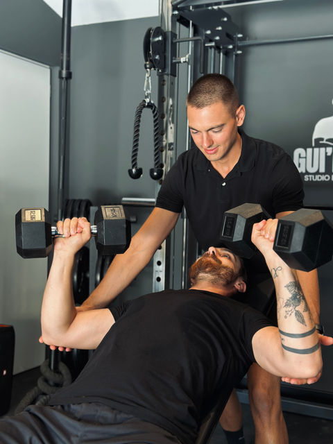 Guillaume Durand, coach sportif, dans un studio de caoching à Les Valayans, hameau de Pernes les fontaines, coaching homme de 30 ans objectif bien-être et perte de poids