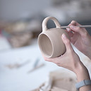 Potter mujer haciendo taza