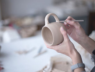 Tasse de fabrication de potier femelle