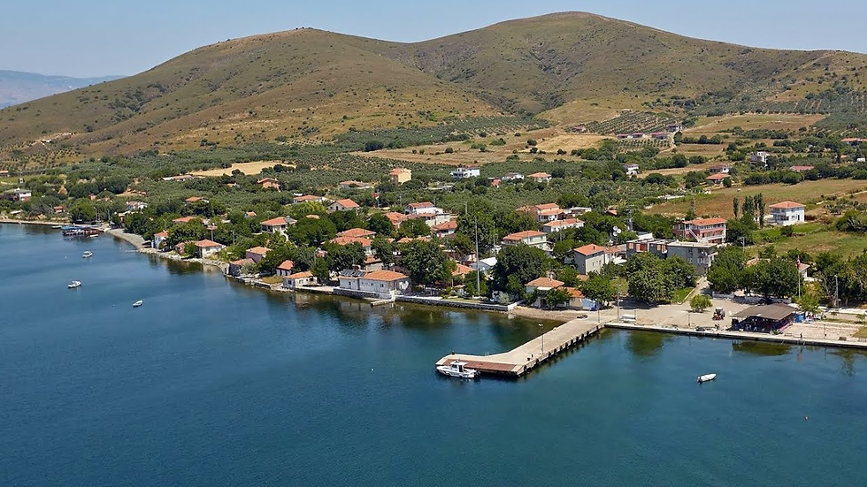 Paşalimanı Adası’nda kıyı köyü ve sakin deniz manzarası