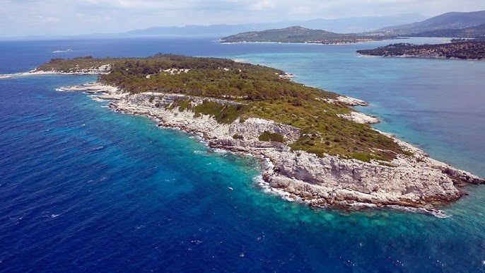 Garip Adası'nın Ege kıyısındaki havadan görünümü