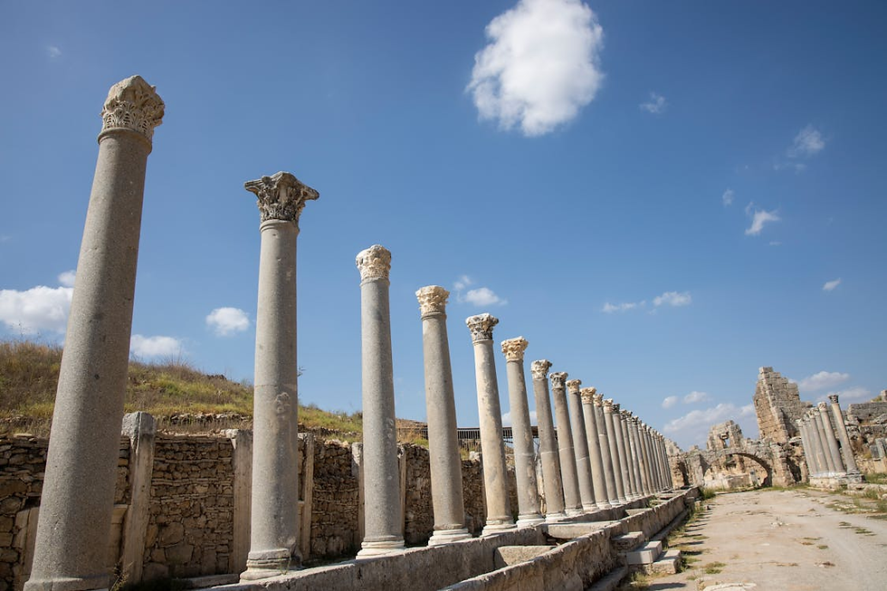 Perge Antik Kenti'nde yer alan sütunlu cadde