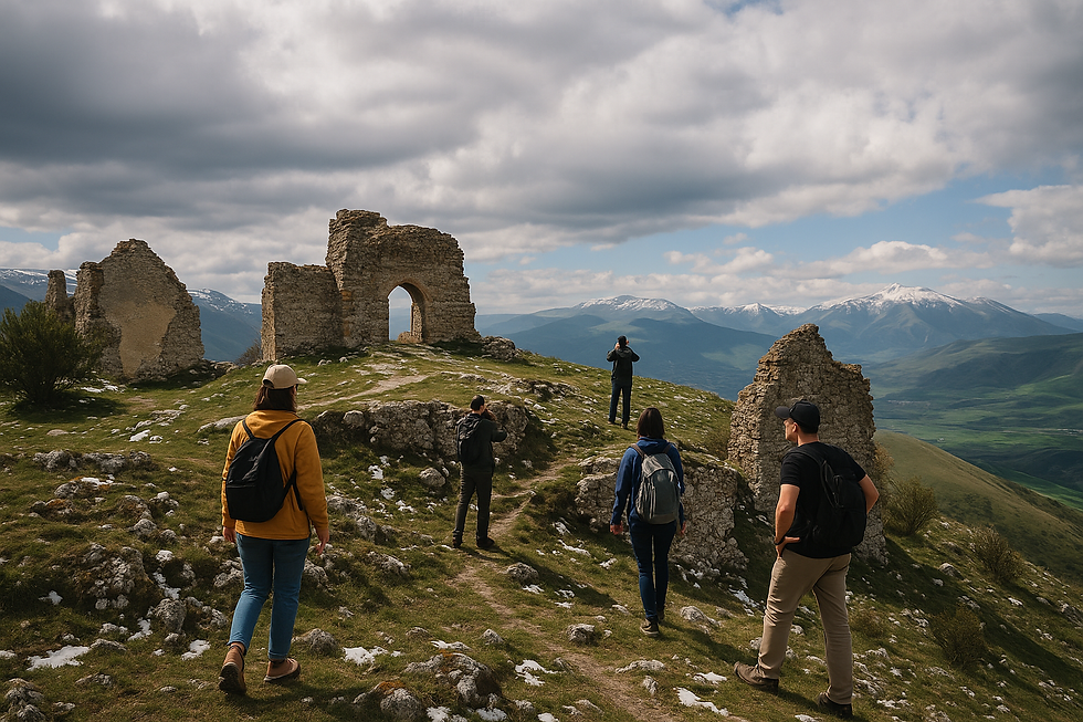 Ani Harabelerini keşfeden turistler