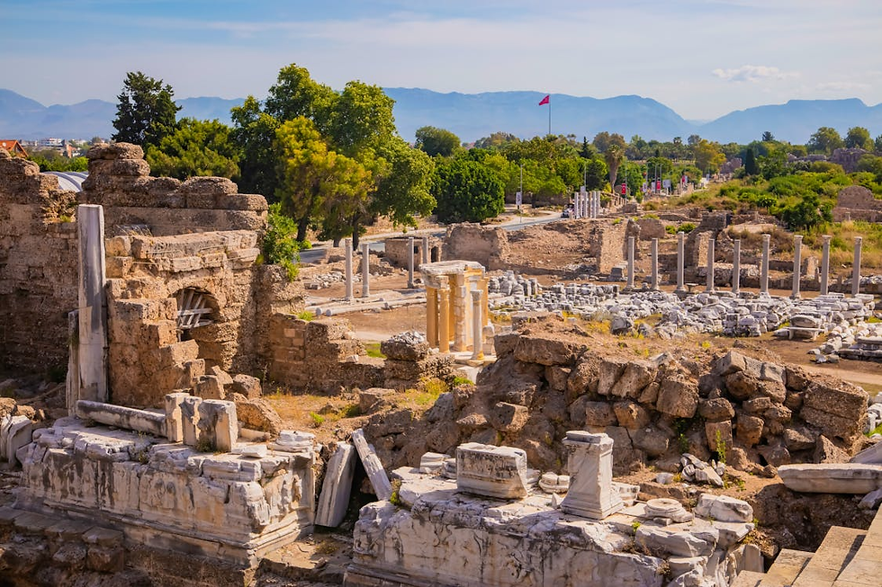 Side Antik Kenti'nde yer alan tarihi kalıntılar