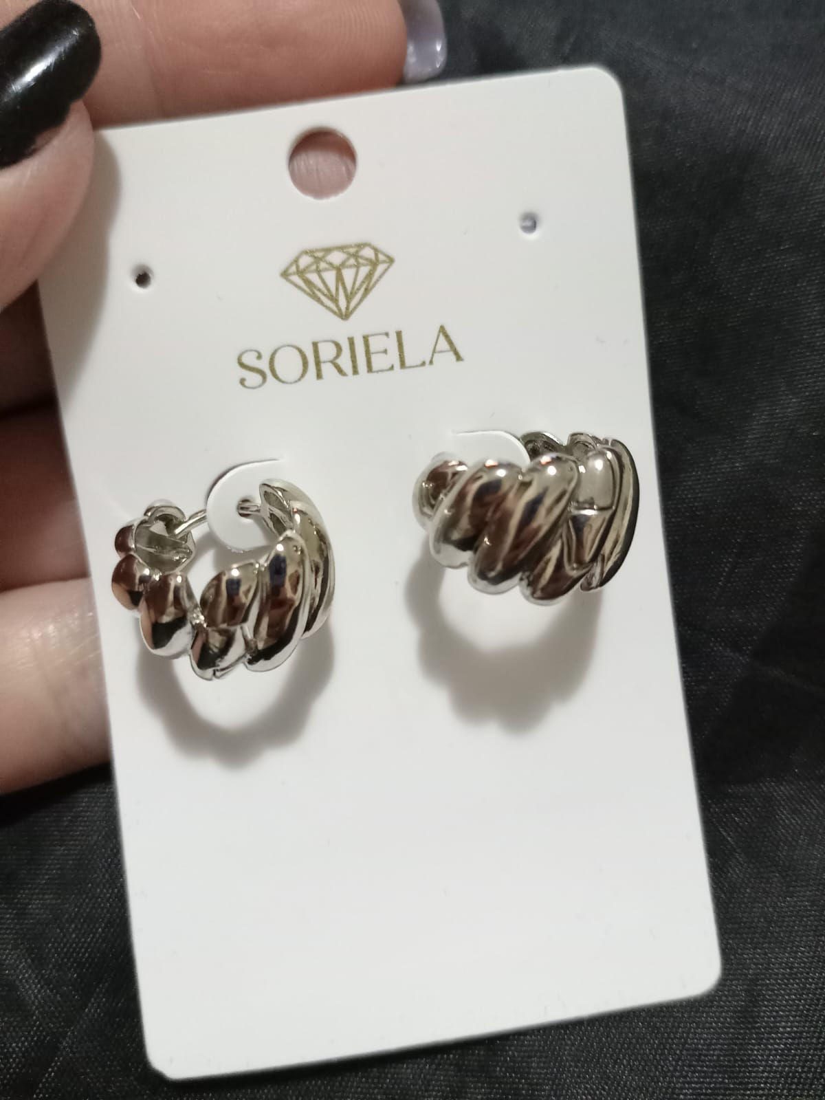 Brinco trabalhado banhado a rodio