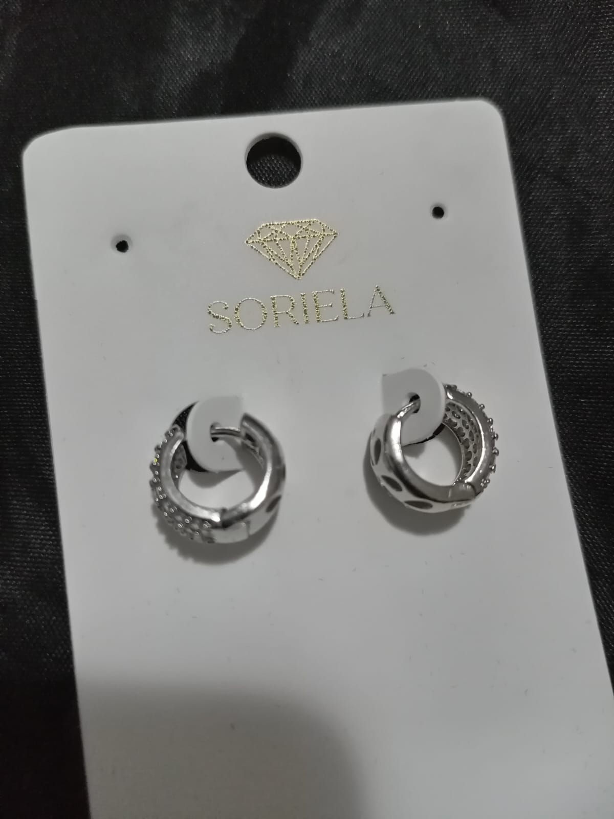 Brinco banhado a rodio com pedrinhas