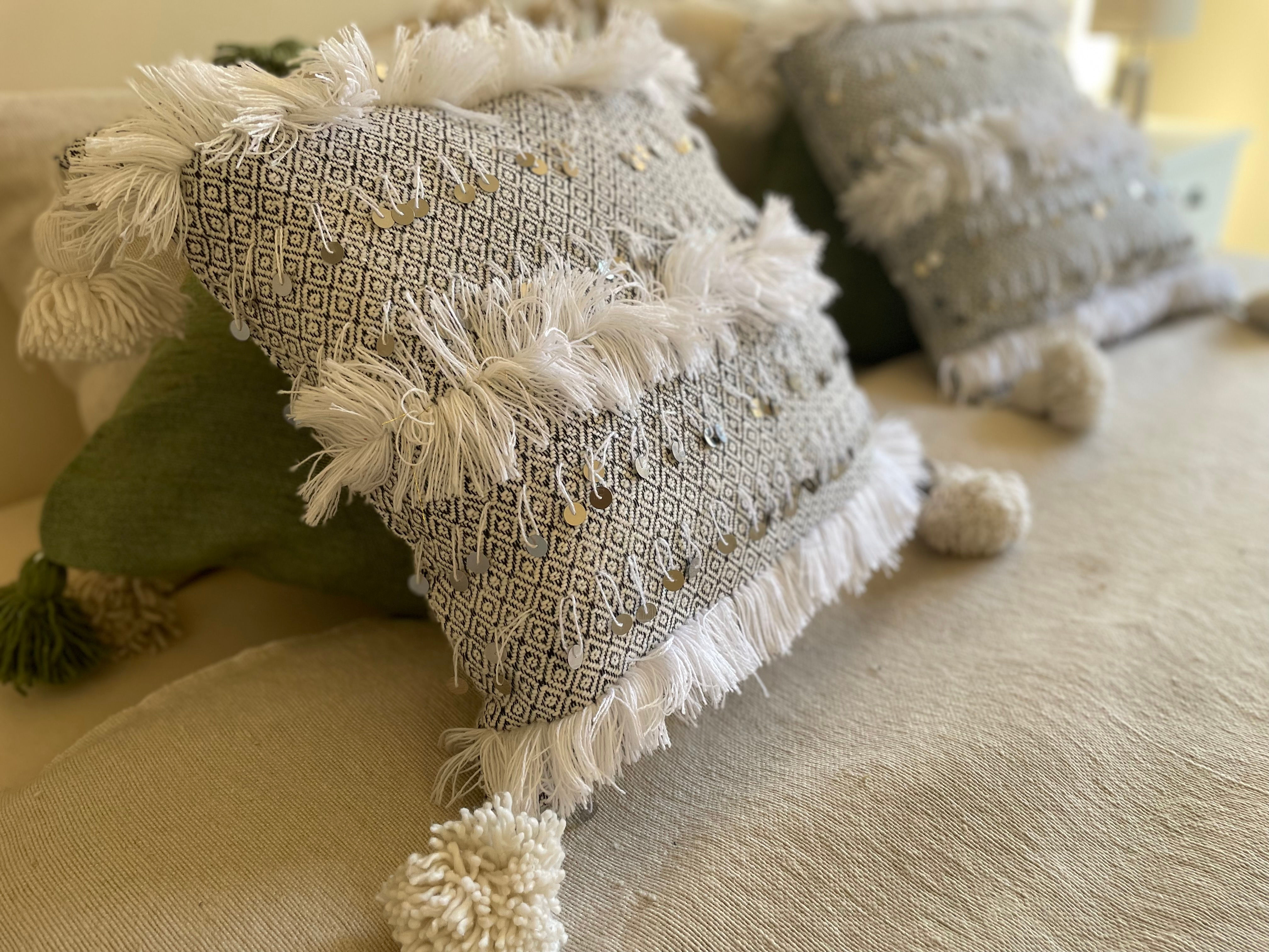 NOCES BERBERES - Housse de COUSSIN à pompons beiges