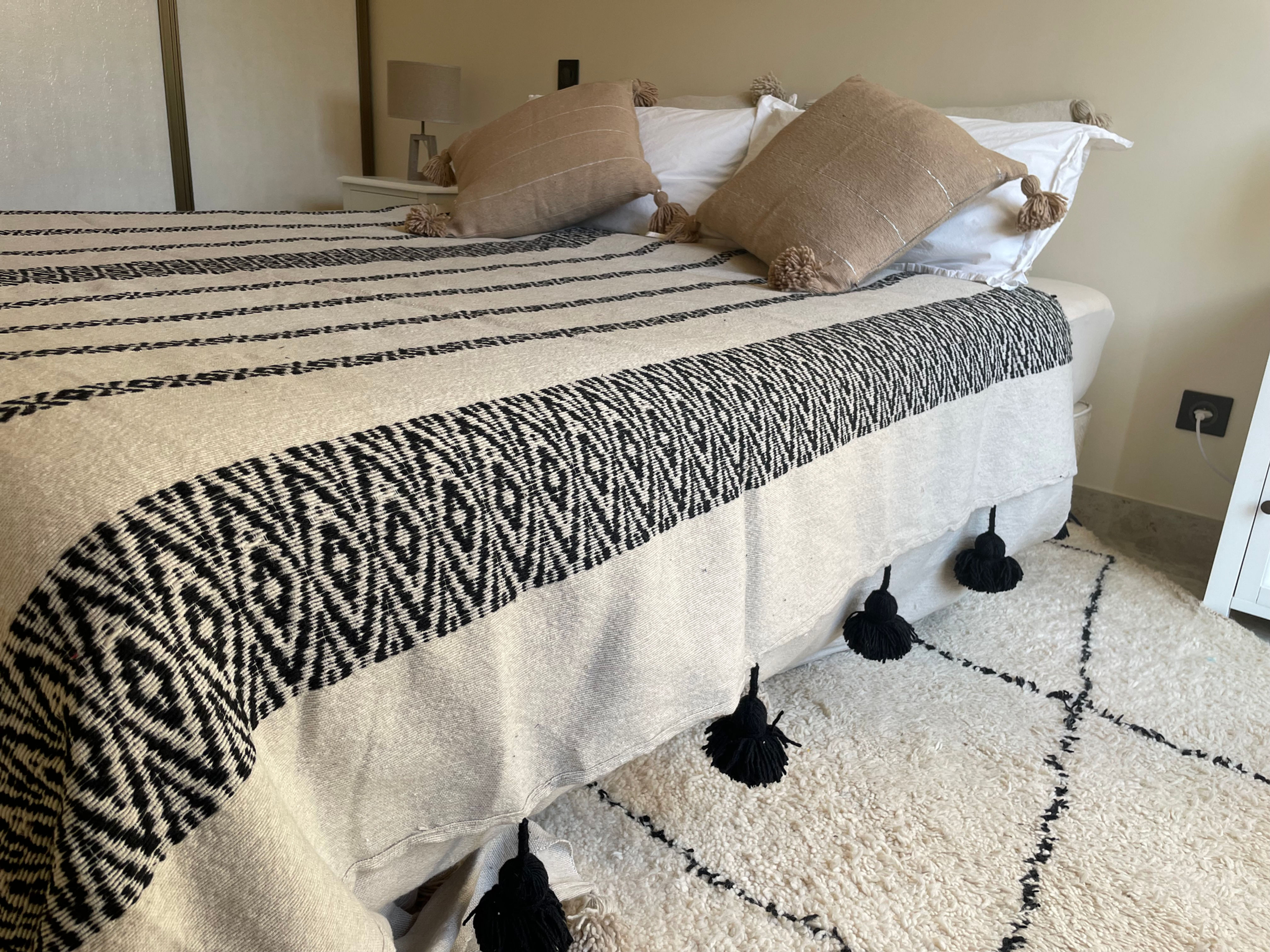 ETNIK FATI - Dessus de LIT à pompons noirs 2 pers