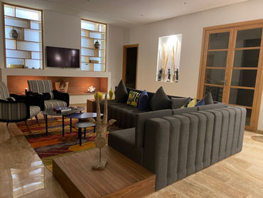 Le salon de la Villa Aljana avec son canapé et la cheminée.