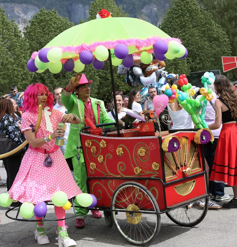 La Charrette a Fifi. Spectacle de rue. Spectacle pour enfant. Animation de rue. Animation marché. Animation commerciale.