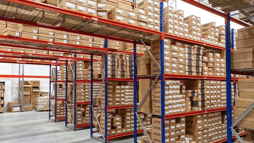Almacén con racks organizados para operación de picking.