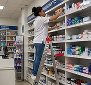 Escaleras utilizadas en almacén para acceso a anaqueles