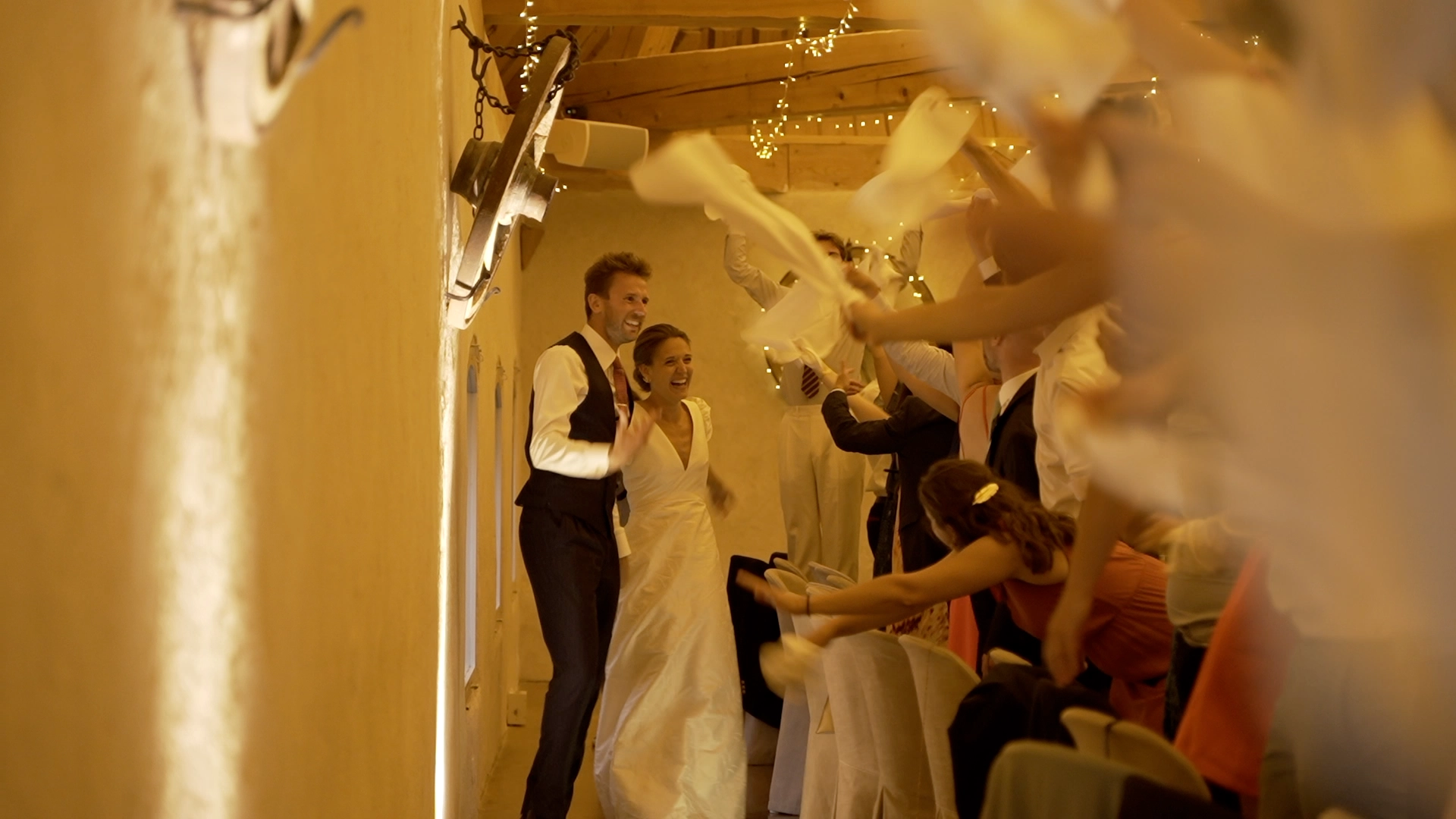 les mariés entrent dans la salle de réception