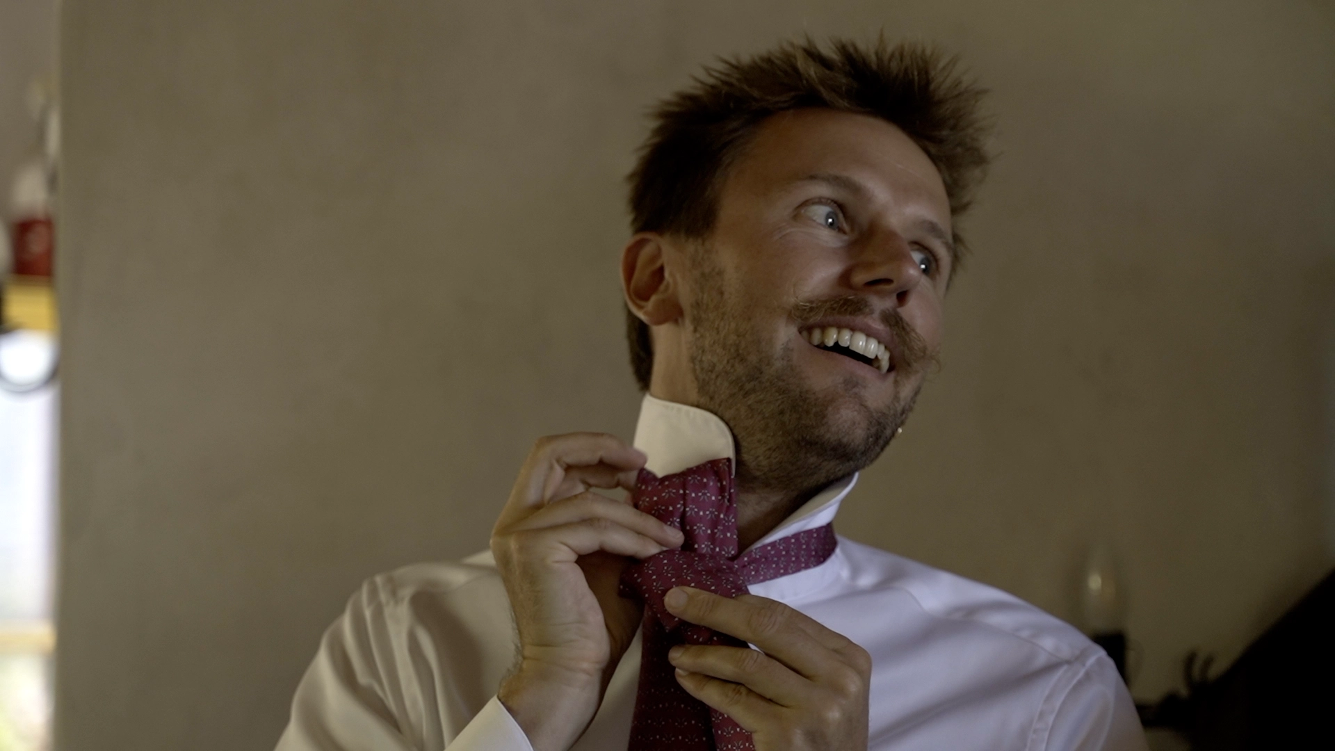 Le marié met sa cravate