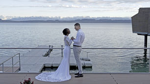 Couple de mariés au bord du lac de Neuchâtel