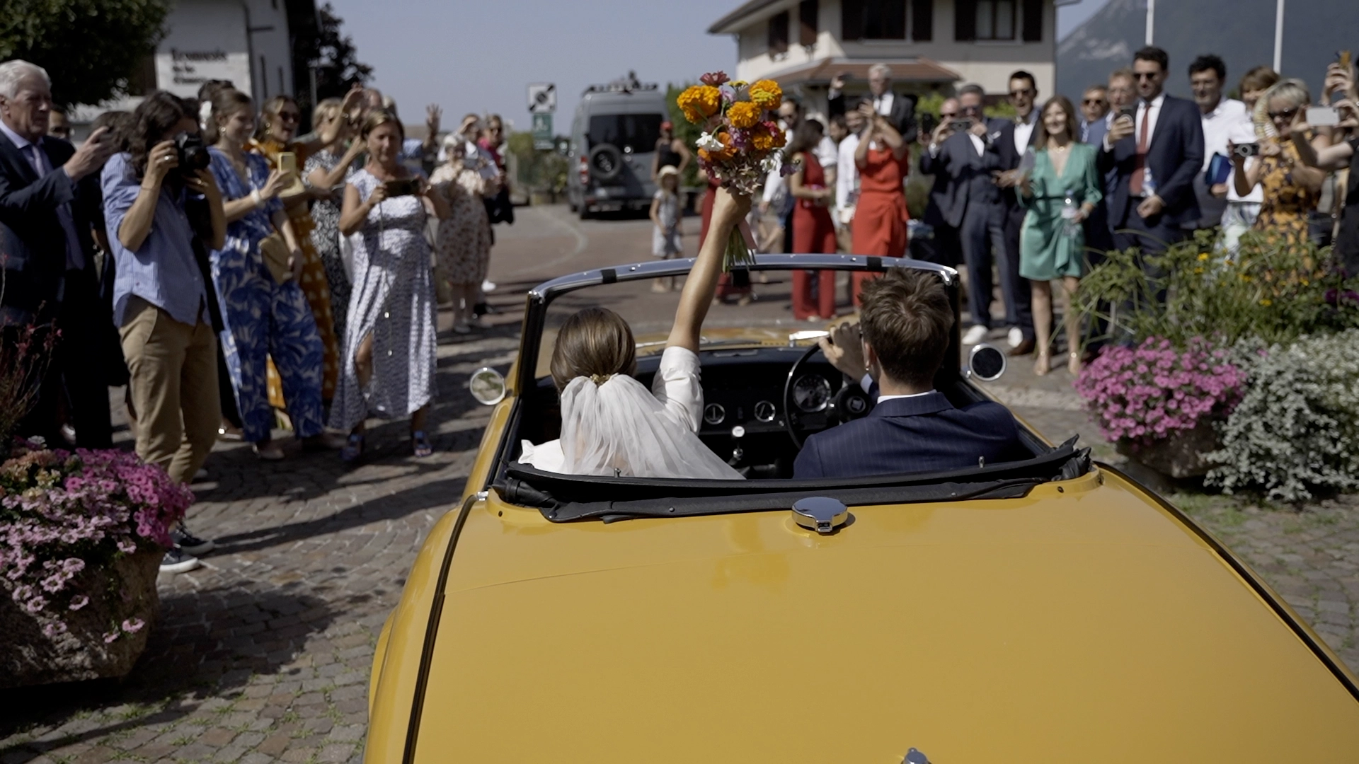 les mariés partent en décapotable