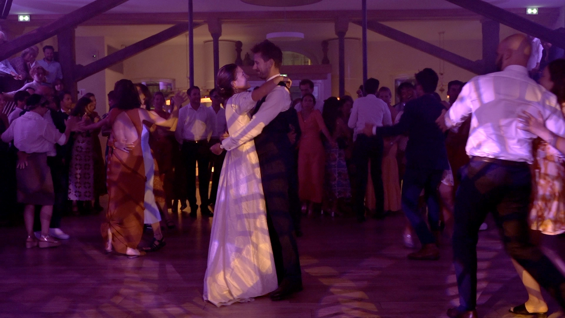 les mariés sur le dancefloor