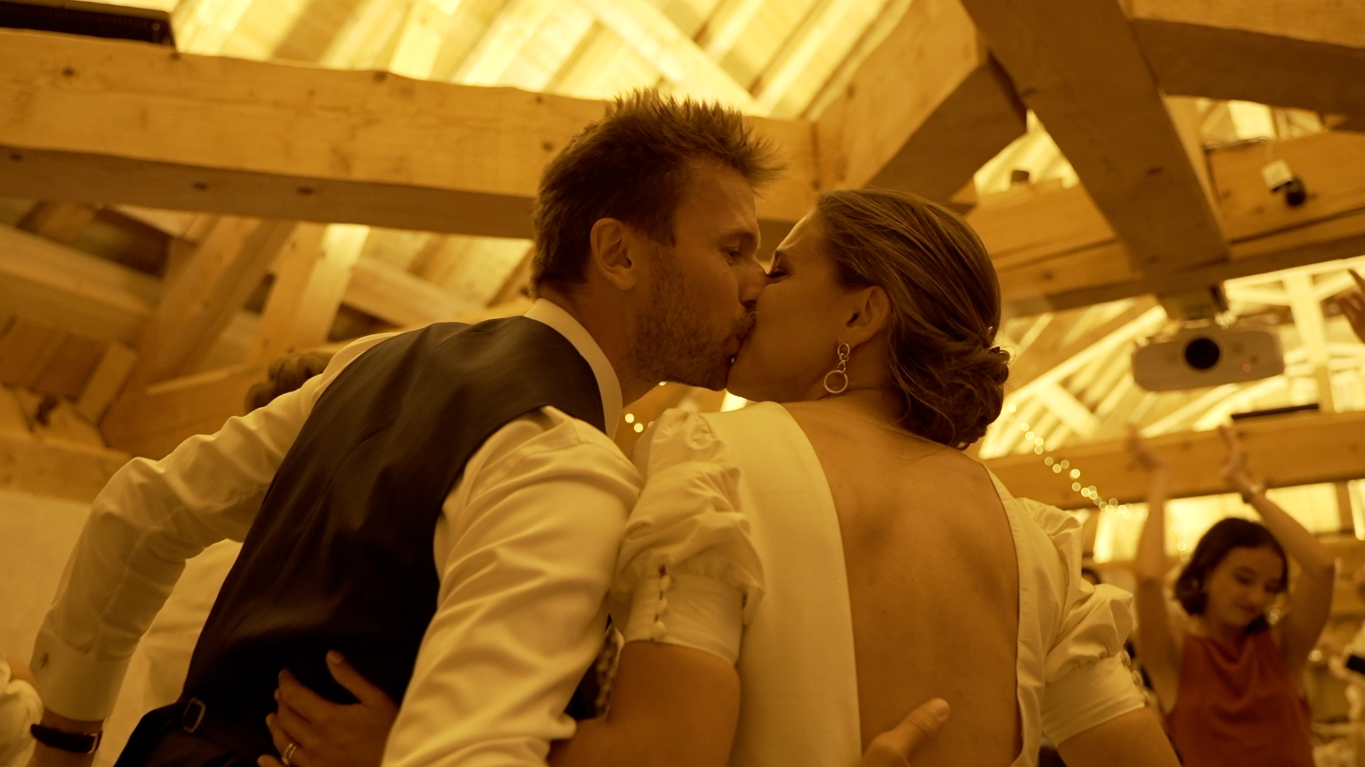 les mariés s'embrassent