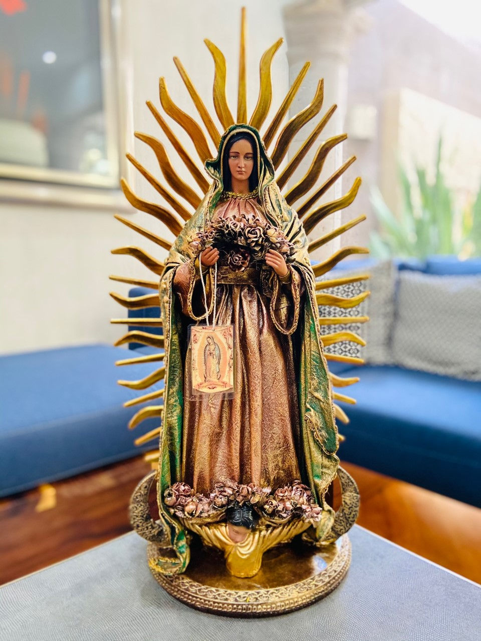 Virgen de Guadalupe rosas en manos, patinado.