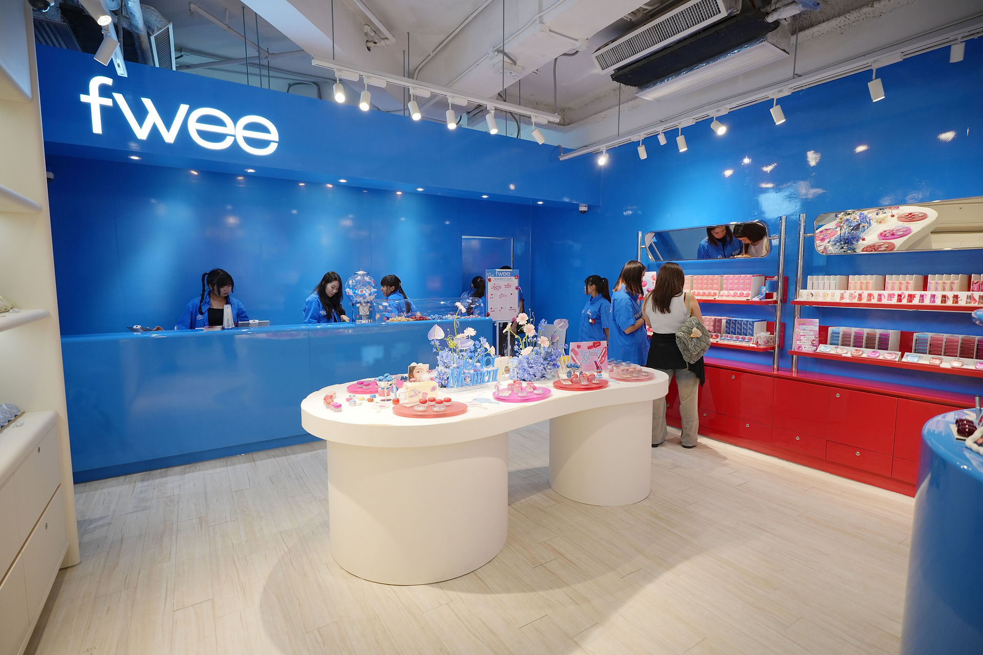 零售空間品牌造型牆工程、fwee 藍色膠囊系列背板與鏡面文案噴印細節 - Deco House