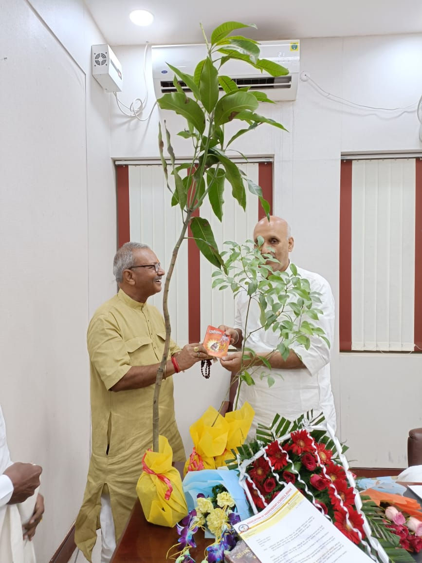 Gurudev Ji with the Education Minister of Bihar, Dr. Chandrashekhar.