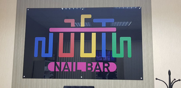 Акриловый логотип с нанесением УФ-печати