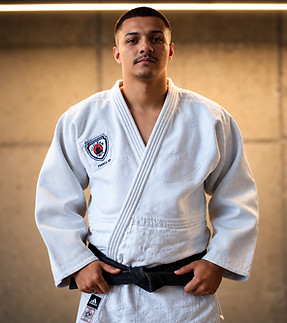 Retrato de jovem judoca em quimono branco.png