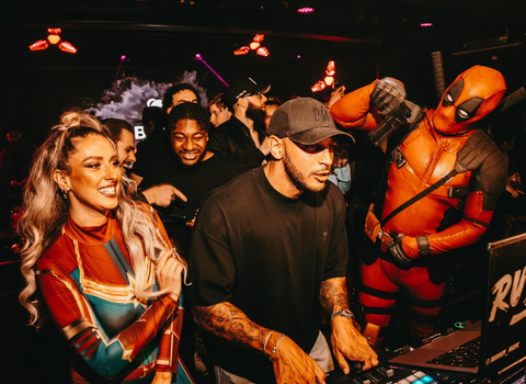 dj avec deadpool et captain marvel pour une soirée de noel