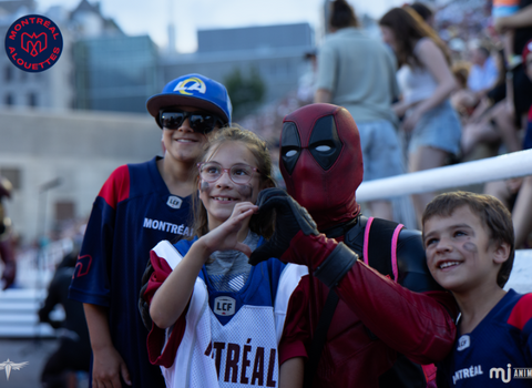 deadpool en animation pour enfants au stade de football