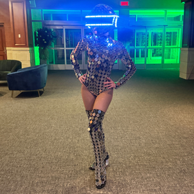 mirror girl  LED Daft punk pour animation ambulante de soirée disco, gala et plancher de danse.