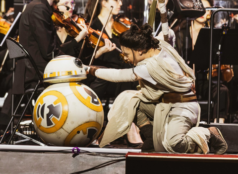 robot bb8 et r2d2 lors d'un concert à thématique star wars
