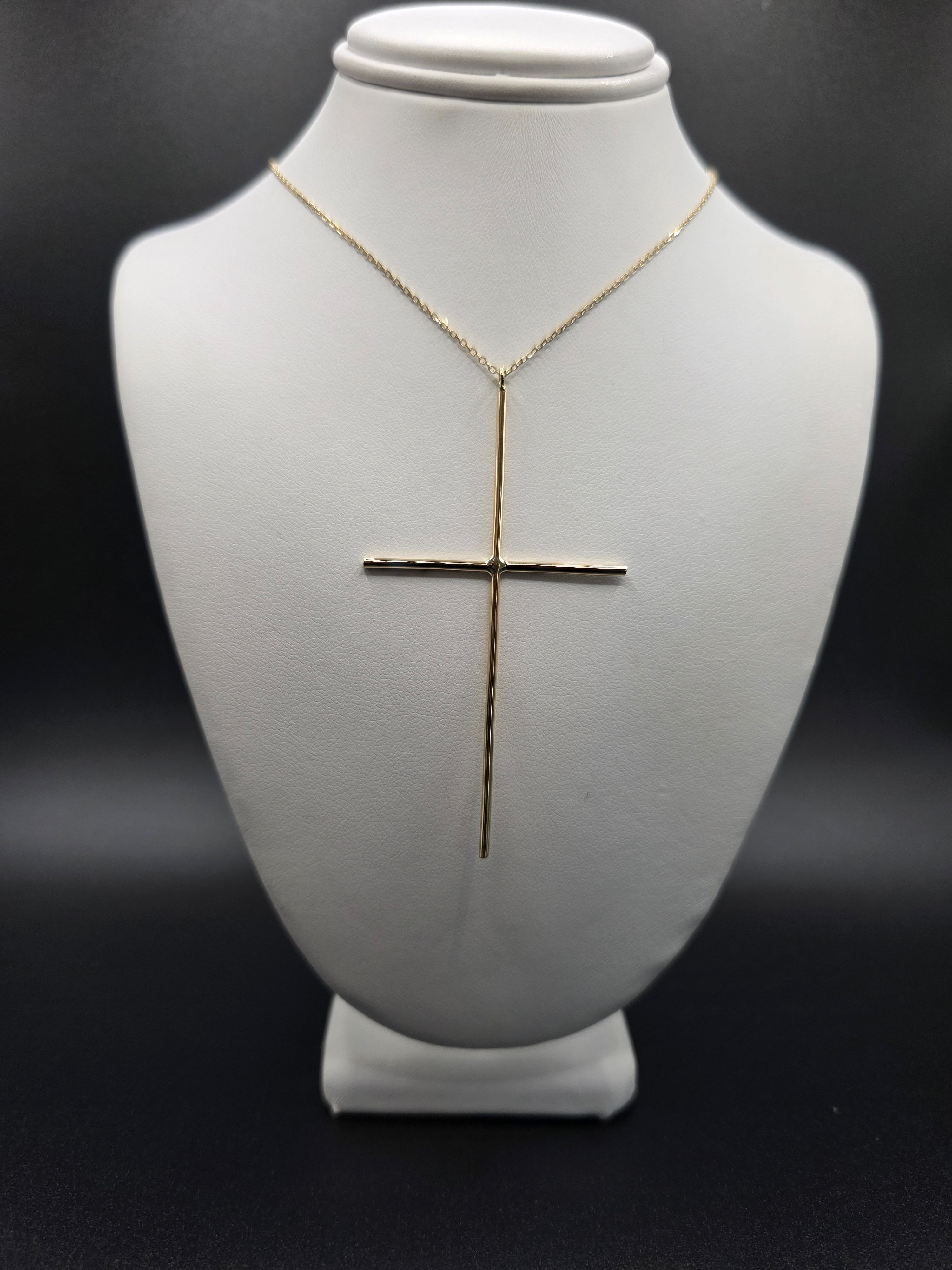 Beautiful chain with a cross pendant in 14 karat gold