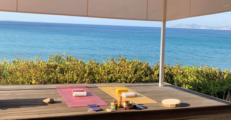Yogaplattform am Meer