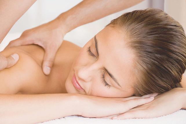 Femme allongée sur le ventre lors d’une séance de massage thérapeutique.
