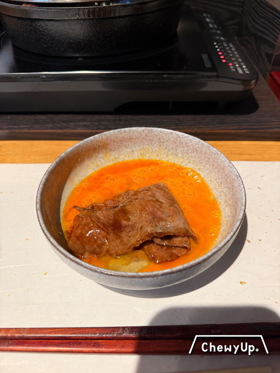 煮好的牛肉放進橙黃色蛋漿,是這頓壽喜燒的一口。