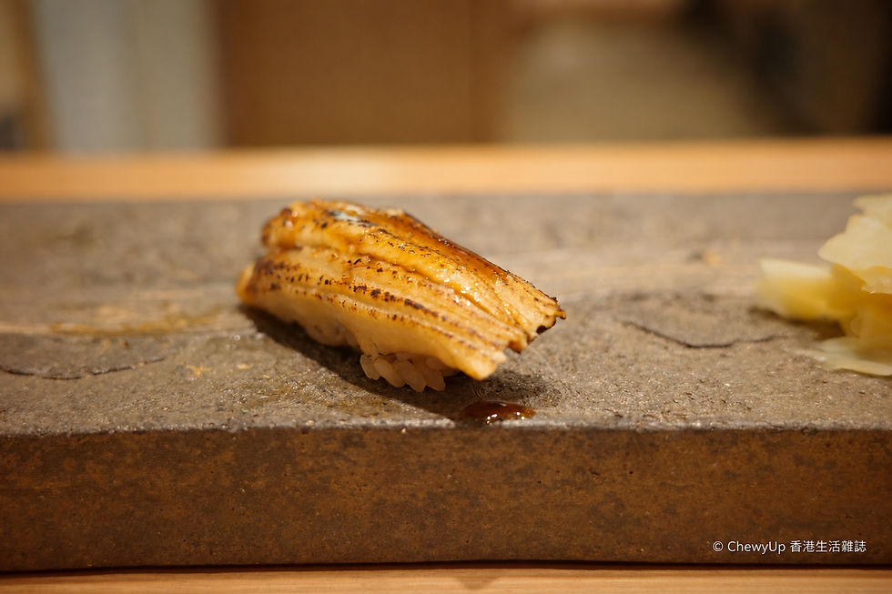 估計為穴子(Anago,海鰻)握壽司,表面帶炙燒色澤。