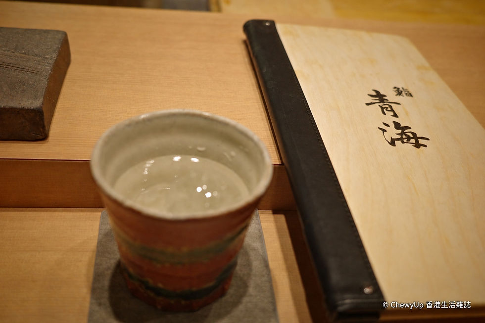 菜單上的「鮨 青海」,與吧檯上的陶杯。