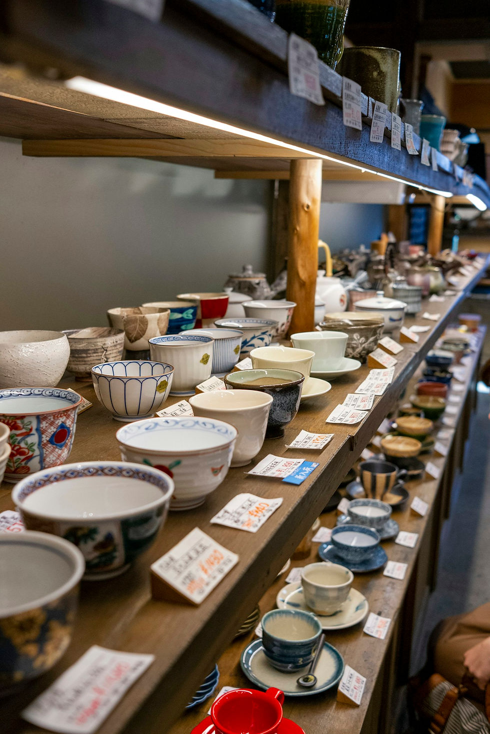 日本茶器陳列於東京店內木架
