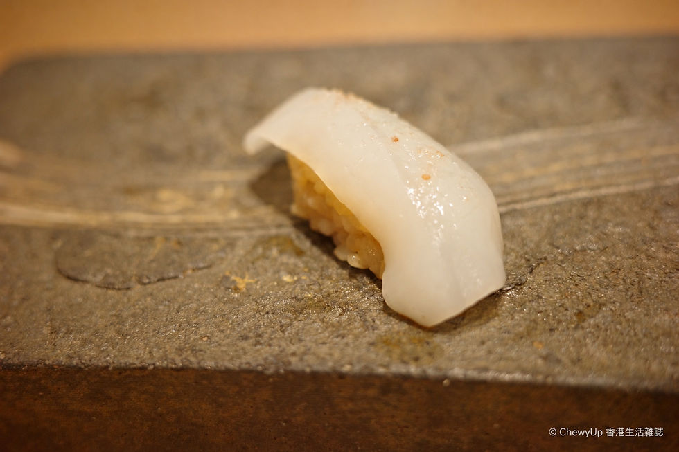 估計為烏賊(Ika)握壽司,呈光滑的乳白色。