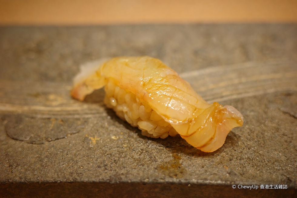 白身魚握壽司,估計為鯛魚或平目,未能單憑相片確定。