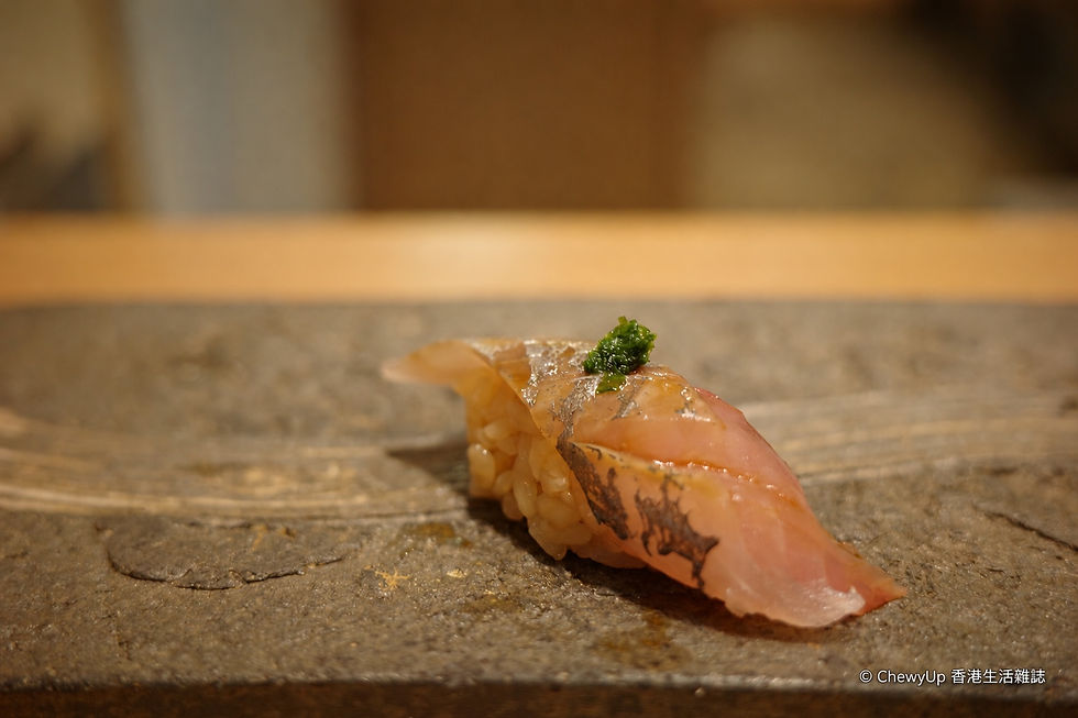 估計為鰺魚/竹莢魚(Aji),保留銀色魚皮並配綠色配料。