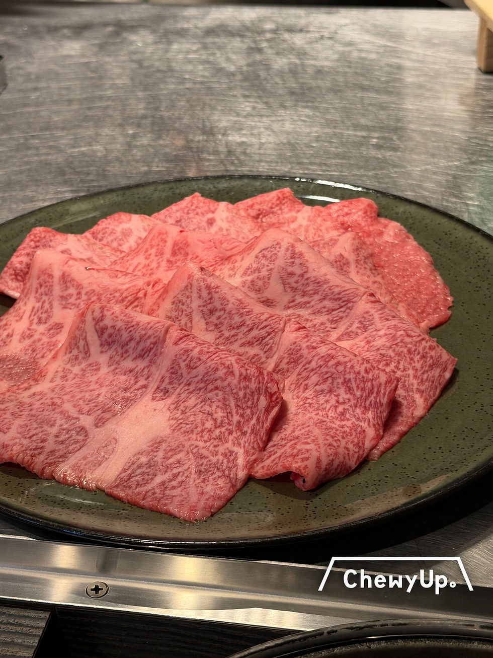 午餐上桌的霜降牛肉薄片。