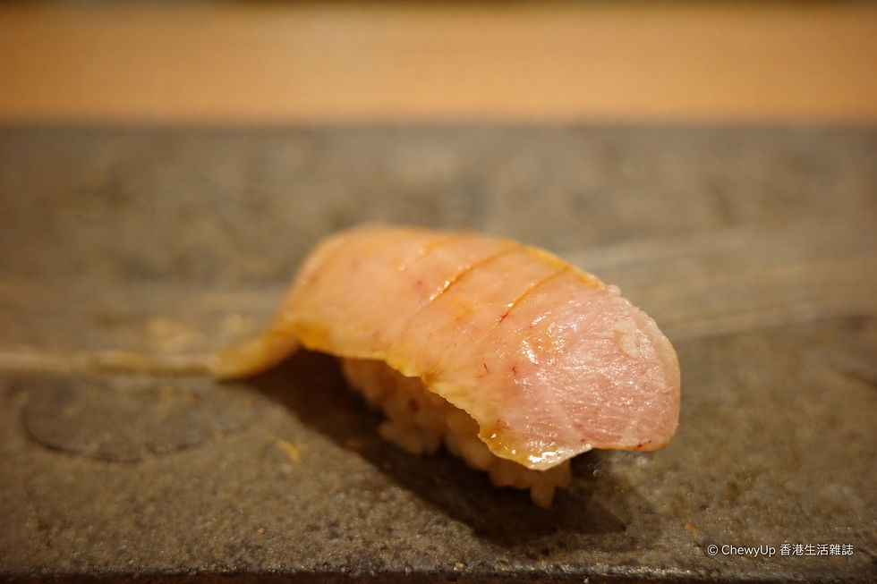 淡粉色魚肉握壽司,估計為鰤魚(Buri)或間八(Kanpachi)。