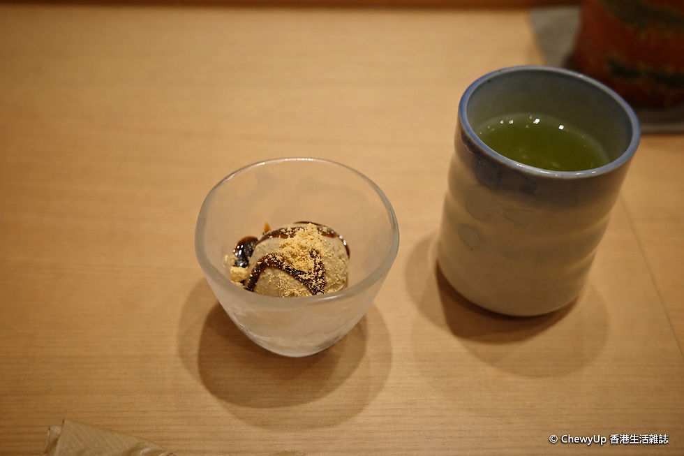 雪糕配粉末及深色糖漿,旁邊是一杯綠茶;甜點口味未確認。