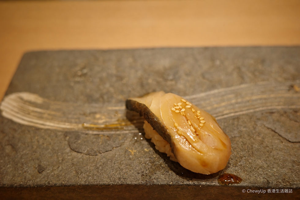 帶皮魚握壽司,以芝麻點綴;魚種未能確認。